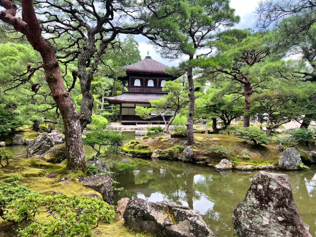 Templo Ginkaku-ji Lago pabellon plateado vistas desde el paseo
